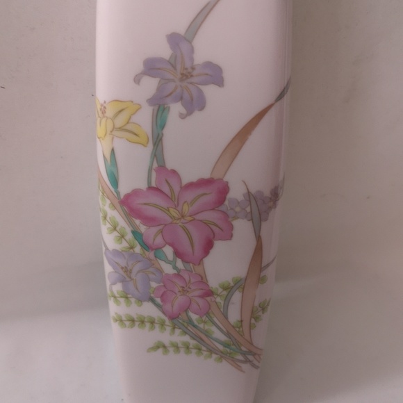 Beautiful Vintage Square Pink Vase with Lily Flower Design, Made in Japan - Picture 2 of 4